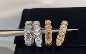 Julgåva klassisk ny Titanium Steel Love Fragrance Gold Ring Men and Women Style Outer Plaid Diamond Ring Love Charm Packagi1388229