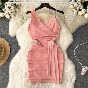 Casual Dresses Sexig Spaghetti Strap Mesh Bodycon Dress for Women 2024 V Neck Sleeveless High midjeband Slim Pleated Mini Party