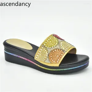 Klänningskor 2024 Summer Women Crystal Slippers Glitter Flat Soft Bling Female Candy Color Flip Flops Indoor Ladies Slides Rhienstone Pumps