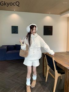 ワークドレスgkyocq韓国ファッション2ピースセット女性服2024冬の温かい長袖フード付きパーカーショートスカート女性のかわいいスーツ