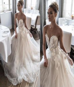 Designer bohemiska bröllopsklänningar monterade handgjorda blommiga pärlhals sommarland strand brud klänningar billiga puffy en linje boh2296550