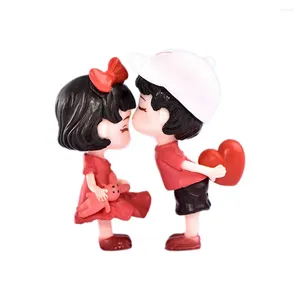 Figurki dekoracyjne 2PCS Lover Figures para miniaturowa komputer stacjonarna dekoracje domu ludzie chłopcze dziewczyny