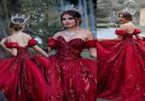 2021 Sparkly Dark Red Burgundy Quinceanera 볼 가운 드레스 어깨 스팽글 레이스 Appliqus 스팽글 스위트 16 스위프 트레인 플러스 9857157