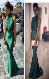 High Neck Emerald Green Mermaid Prom Dresses 2019 Sexiga Off Axeders Ruched Sweep Train Billig lång kvällsklänning Elegant Vestido D8748497