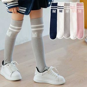 Calzini per bambini Lettera di moda per Childrens Boys and Girls School Socks M Knee High Socks Calzini in età prescolare Spring and Autumn Cotton Soft Socks Q240413