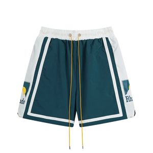 Rhude uomini pantaloncini da spiaggia traspiranti uomini da donna in mesh casual pista oversize traspirante a cortometraggi rhude pantaloncini da cantiere per la spedizione gratuita per pantaloncini in bianco e nero 010