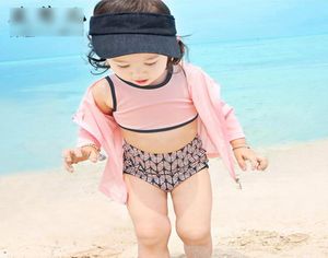 Moda koreańskie zestawy kąpielowe dziewcząt wiosenne zestawy pływackie SAMP Strażników Topy i krótkie spodenki z czapkami pływacami 4PC Set Sun Bathing7563520