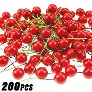 Dekorative Blumen 200/50pcs Mini Künstliche Beeren Kirsch Staubzblieb Plastik gefälschte Beeren Perlenperlen für DIY Weihnachtszeit Hochzeitsfeier Geschenkbox