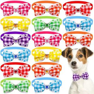 Hundkläder 50/100st Fashion Bowties Spring Cute Bow Tie för små hundar Diamond Bows Pets Grooming Accessories