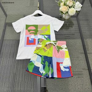 新しいベビートラックスーツカラフルなグループデザインサマースーツキッズデザイナー服サイズ100-160 cm Tシャツと弾力性のあるウエストショーツ24april