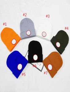 Модные буквы вязаные шляпы зимние шапочки унисекс дизайнерский дизайнерский кепки для черепа мужчины Женские модные вязание крючко