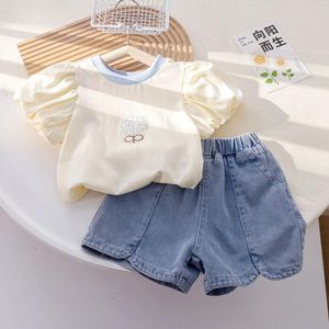 Kläderuppsättningar 2-7y högkvalitativa flickor Söta sommaruppsättning Beige Pure Cotton Top T-shirt denimshorts 2 st för babyflickor outfit