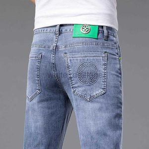Dżinsy designerskie dla męskich wiosny nowe męskie dżinsy małe stopy Slim Fit Cotton Elastyczne Tide Młodzieżowa marka drukowana haftowane spodnie modowe