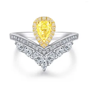 Cluster-Ringe Modetrend S925 Silber Eingelegtes 5A Zirkon Drop-förmige gelbe Diamond Ladies Persönlichkeit High-End Crown V-förmiger Ring