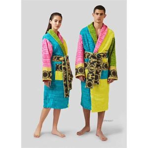 2023男子と女性のファッションカジュアルホームローブ柔らかいふわふわの綿ショールカラーパマブランドレトロバスローブ