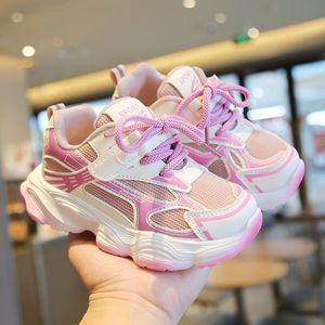 Sapatos infantis tênis de bebê ao ar livre Spring New Boys Sports Sapsh Mesh Meninas respiráveis Running Shoe Soft Soled Sports Shoes