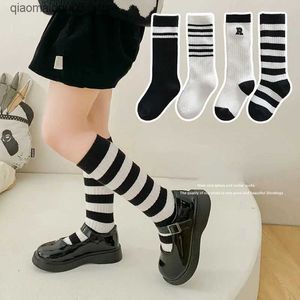 Kinder Socken neue koreanische Schwarz-Weiß-gestreifte Knie-High-Socken für Kinder Unisex Teenage School Socken Kinderstrümpfe im Alter von 1-8 Q240413 geeignet