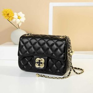 Little Fashionable Golden Ball Chain Bag for Women Korean Edition Lätt att bära våren 2024 Simple One Shoulder Crossbody Lingge Small Square