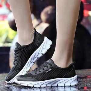 Casual Shoes 2024 Brand dla mężczyzn Lace Up Men's Vulcanize Autumn Net siath Sieć Środkowa pięta oddychająca platforma platforma