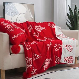 Filtar julgran boll stickning fritid vardagsrum soffa filt semester dekoration röd