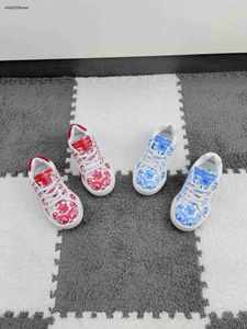 Nya barn sneakers röda och blå mönster design babyskor storlek 26-35 box skydd flickor brädskor designer pojkar skor 24 april