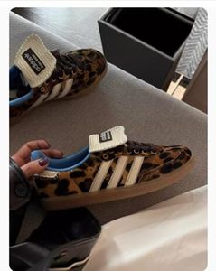 Original Designer Casual Sambas Wales Bonner Shoes Leopard Print Mens Womens Running Shoes Outdoor Designer Sneakers Sport Trainer Big Size 36-45