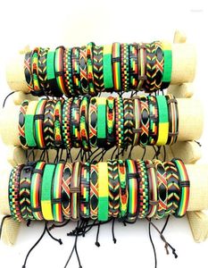 Bangle Wholesale 30/50/100pcs Handgjorda läderarmband Rasta Jamaica Fashion Cuff Smycken Party Present Mix Red/Yellow/Green9350346
