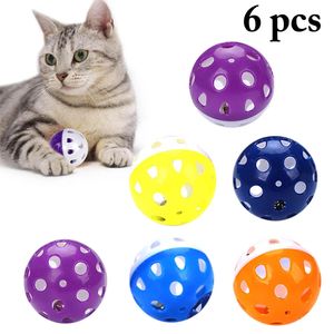 6pcs brinquedos para gatos bola com sino tocando mastigar rascunho de ratame de plástico de treinamento de gatos de treinamento de gato material de estimação 240328