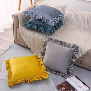 Travesseiros de babados cilecidos cobrem uma fronha macia e macia nórdica de veludo doméstico para sofá decoração de quarto