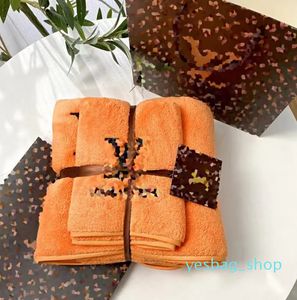 Luxury DesignerTowel Set Classic Old Flower Letter Logo broderad handduk 4 Färger Absorberande handduk Snabbtorkande strandhandduk