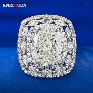Klusterringar lyx 925 Sterling Silver Iced Cut 10 12mm 5CT White G High Carbon Diamond for Women Engagement Ring Party Fine SMEEXKE