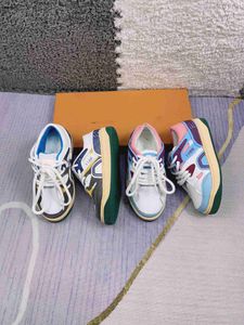 Mode klassiker barn sneakers färg skarv design baby skor storlek 26-35 box skydd flickor casual brädskor pojkar skor 24 april