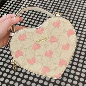 New Style Womens Herren Black White Heart Bag Gurt Leder Geldbörse Luxurys Handtasche Pink Designer Schulter Top Griff Strawberry Crossbody Clutch Denim City Tote Tote Taschen