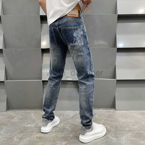 Designer för mens vår sommar jeans män bomullskula smal fit ljusblå slut broderi medusa modebyxor