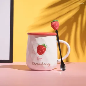 Muggar Creative Strawberry Mug With Lock Spoon Cups of Coffee Tea Cup Söt och olika keramik Pottery Drinkware Original
