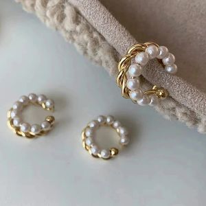 Koreański złoty kolor podwójny kółko skrętu Pearl Ear Mankiet Vintage Geometryczne nausznik Fałszywe przebijające perły klips na kolorze 240410