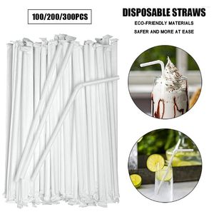 Copas descartáveis canudos de plástico branco embalado