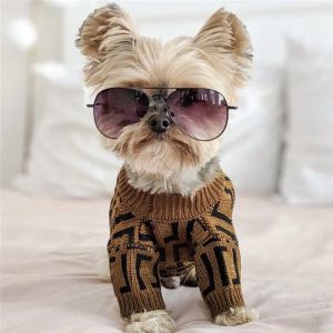 Mode vinter husdjur kappa designer hundkläder valp tröjor brev f lyxiga hundar kläder husdjur apperal varm tröja för stor hund outfit franska bulldog grossist 2