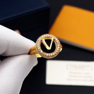 New Style Band Rings Open Ring Titanium Steel Men's Letters V Gold Gold Full Diamond Designer Jóias de Casamento de Luxo Não Fade