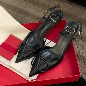 Brand Sandals Sandals femininos de salto alto Sapatos pontiagudos dourados contra fivela preta fosca 6cm 8cm 10cm Sexy Light Red Wedding Shoes com bolsa de poeira 34-44