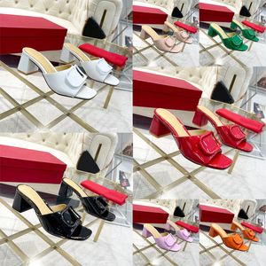 Saltos de designer de luxo sandálias femininas festas de moda de salto alto escritório externo patente de couro sapatos de verão de verão folhas de vestido sandale chinelos