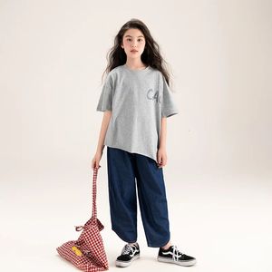 Корейская летняя детская девочка 2pcs Set School School нерегулярные повседневные футболки с прямыми брюками детская одежда 240408