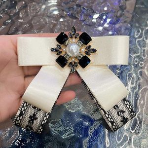 Bow Ties Kore dantel kravat broş kadın tarzı üniforma kazak gömlek aksesuarları çapraz inci rhinestone yaka çiçek pimleri