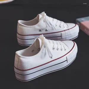 Sapatos casuais 2024 apartamentos para mulheres vulcanizadas em tela preta tênis tênis tênis branco aumenta a altura do skate skate