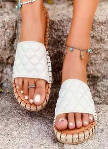2021 Domn Kaptaki przyczynowe panie na świeżym powietrzu slajdy moda moda żeńska pusze skórzane sandały plażę płaski Rzym7699832