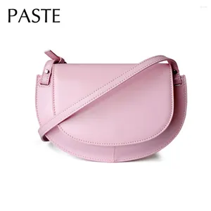 Axelväskor sommaren 2024 rosa vit färg liten sadelpåse glansiga delade ko läder kvinnor croosbody väska innovativ daglig användning handväska