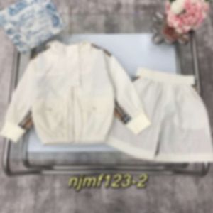 Kvinnors T-shirt Children's Plaid Patchwork Series Fashion Set, Hooded Trench Coat, Spun Cotton Blend Tyg med Mesh inuti