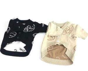 Lyxdesigner hundkläder för små hundar Spring Pullover Dog tröja svart Beige Classic Flower Alphabet Pet Jacket Cardigan Sweater Chenery Corgi Cat Fashion