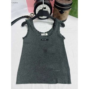 2024 MIU Yaz Kısa Kolsuz Tasarımcı Kadınlar Kolsuz Tank Top Miu Moda Mektubu Kadın Tank Top Dantel Sleve Tasarım İnce Örgü Yelek 314 668