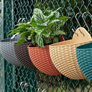 Blumentopf exquisite wallmontierte Plastikwand Hanging Korb Blumenpot für Gartenbalkon Pflanzer Bucket Home Decor 240409